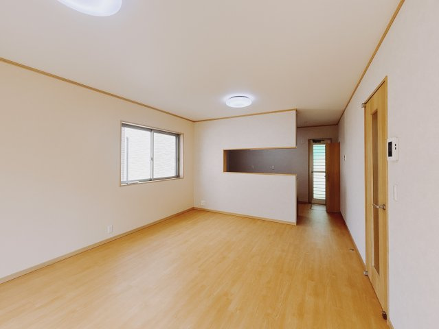 【中古戸建】行田市大字持田の居間・リビング|■リビング｜シンプルな色味のためインテリアや小物で自由にアクセントを加えやすいのが魅力です。日常の空間をオシャレに見せてくれます