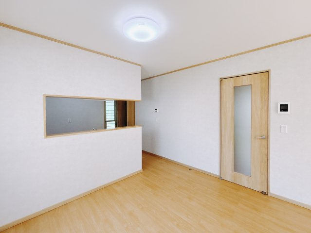 【中古戸建】行田市大字持田の居間・リビング|■リビング｜出来上がった料理を運びやすいリビングダイニング♪お料理中も家族との会話がはずみます♪