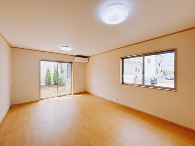 【中古戸建】行田市大字持田の居間・リビング|■リビング｜南側に面したリビングは、日当たりもよく、風通しも良い空間です。お庭で遊ぶお子様の様子もリビングから見ることができ安心です♪