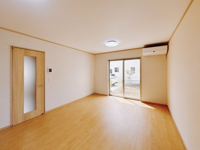 【中古戸建】行田市大字持田の居間・リビング|■リビング｜家族が集まる団らんのひととき、ひとりでリラックスしたい夜、ゲストを招いてわいわい過ごす休日、どんなシーンにも対応できるリビングです♪