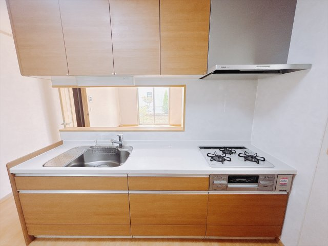 【中古戸建】行田市大字持田のキッチン|■キッチン｜ワークトップ下には、圧力鍋やパスタ鍋などのかさばる調理器具もラクラク収納可能なスライド収納！ものが溢れがちなキッチン回りもスッキリきれいに管理ができます♪