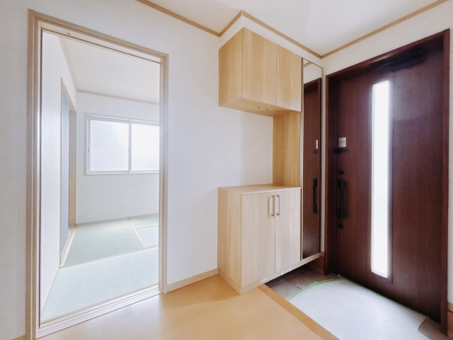 【中古戸建】行田市大字持田の玄関|■玄関｜収納豊富な玄関♪全身ミラー付き収納もあり、お出かけ前の身だしなみチェックもバッチリです！