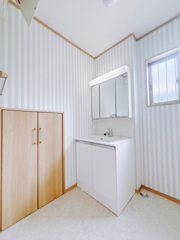 【中古戸建】行田市大字持田の独立洗面台|■洗面室｜洗濯機を置いてもゆとりある広さの洗面脱衣室です♪三面鏡の洗面化粧台なので身支度もしやすくおしゃれが好きな方にも嬉しい設計です♪洗剤などの買い置きもしまえる収納付き！
