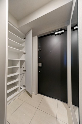 【玄関】 | アーバネックス上野 | ※写真は同タイプ住戸です。