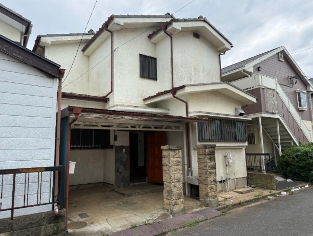 敷地面積29.78坪　売地　川越市諏訪町の外観|古家あり：現況渡し　 S51年6月築・木造2階建（1F33.21㎡、2F25.11㎡、延床58.32㎡）
再建築の場合＝建物解体費・測量費用は買主様の負担となります。
