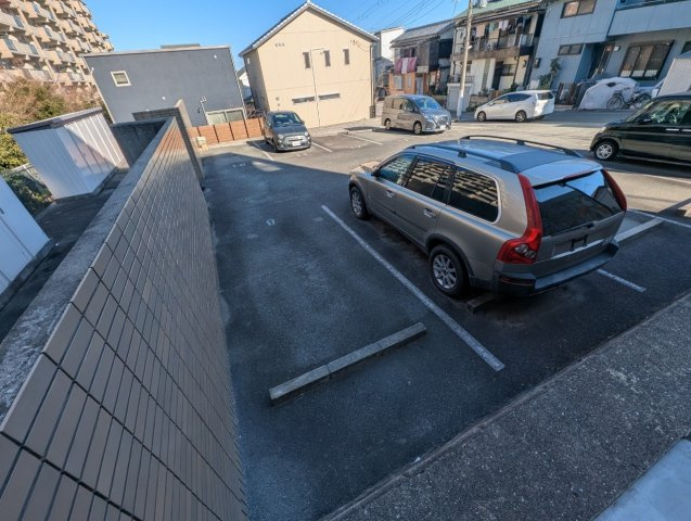 ガーデンヒルズの駐車場