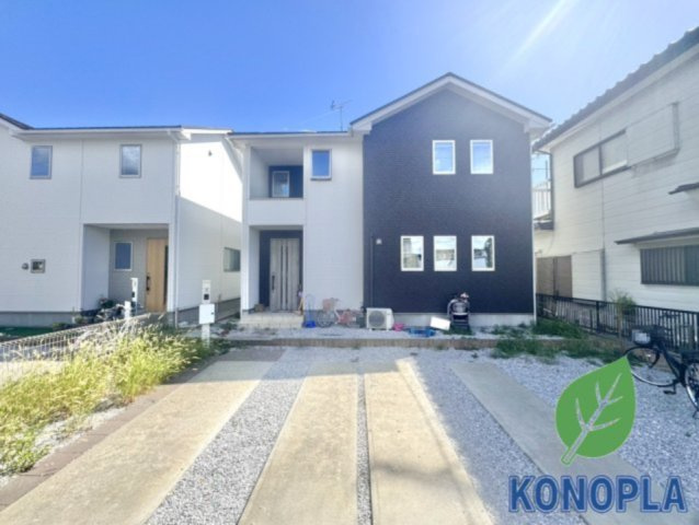 【中古戸建】邑楽郡大泉町大字吉田の外観|■外観｜青空に映えるシンプルなデザイン。ホワイト×ブラックのアクセントをきかせた外壁でオシャレな外観に仕上がっています♪