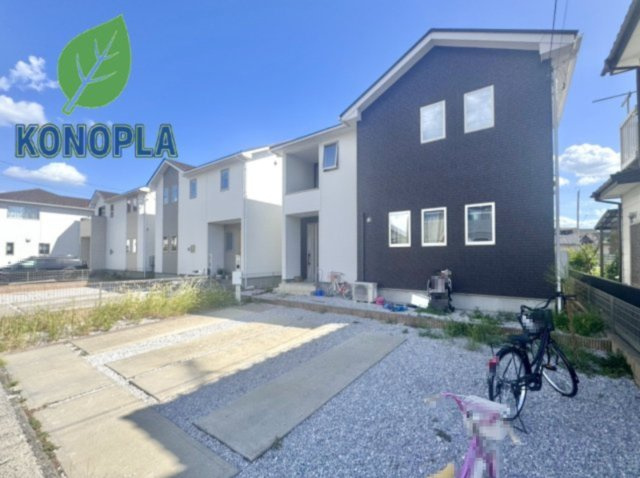 【中古戸建】邑楽郡大泉町大字吉田の外観|■外観｜外壁のアクセントカラーがシックな外観です。シンプルなデザインでありながらも「個性」を損なわず、お客様一人ひとりの暮らし方にフィットします♪