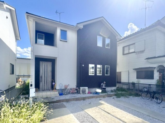 【中古戸建】邑楽郡大泉町大字吉田の外観|■外観｜いまのアパート生活で走り回るお子さんを怒ってしまった経験はありませんか？走り回ることもジャンプすることも子どもの習性です！庭付き一戸建てならお子さまも思いっきり遊べます(^^)