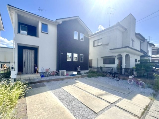【中古戸建】邑楽郡大泉町大字吉田の外観|■外観｜光をやさしく反射する外壁により、日中はより開放的で爽やかな印象となり、住まい全体を明るく見せてくれます♪