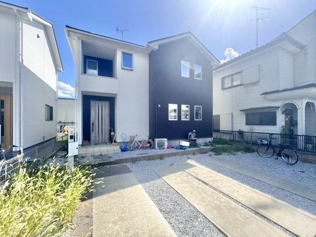 【中古戸建】邑楽郡大泉町大字吉田の外観|■外観｜特徴のある個性的な住まいと美しい街並み、そして住みやすい環境を、ぜひ現地でご覧になりませんか。お気軽にお問合せください(^^) 
