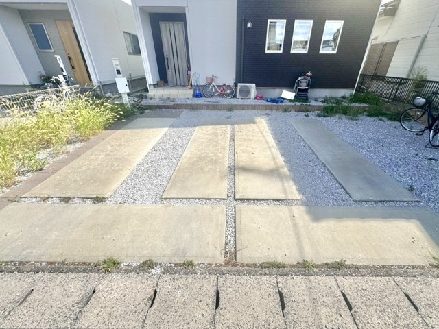 【中古戸建】邑楽郡大泉町大字吉田の外観|■外観｜広々とした駐車スペースで楽々駐車可能！お買い物後もスムーズにお荷物を運べます♪