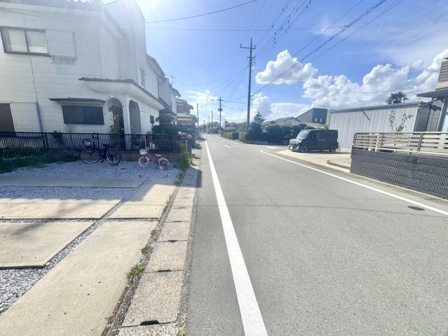 【中古戸建】邑楽郡大泉町大字吉田の外観|■外観｜周囲の見渡しが良く、車の出入りの際も安全確認がしやすいため、小さなお子様がいるご家庭でも安心です♪