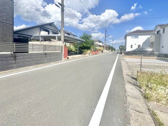 【中古戸建】邑楽郡大泉町大字吉田の外観|■外観｜前面道路が広く見渡しが良いため、車の出入りやすれ違いもスムーズで日々の運転も安心して行えます♪