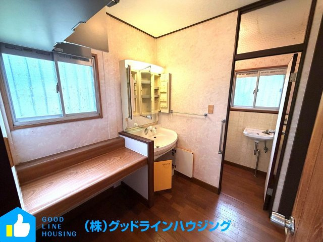 野村町戸建の脱衣所|大きなカウンターは使い勝手良し