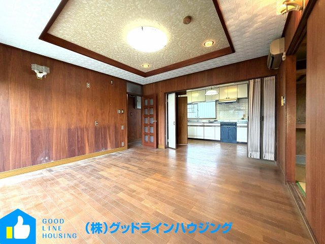 野村町戸建の居間・リビング|DKと一体で約24.5帖の空間