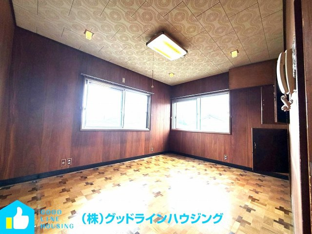 野村町戸建の洋室|2階洋室、明るく解放感があります