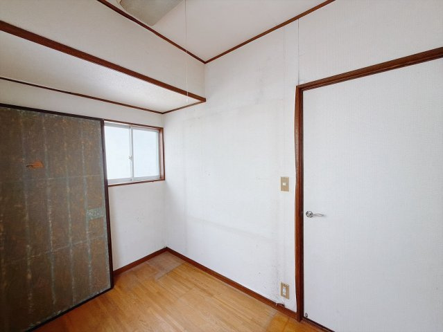 【中古戸建】邑楽郡大泉町大字古海の洋室|■洋室｜木目調のフローリングは、ほっと心和む空間。様々な種類のインテリアグリーンを取り入れれば緑あふれる明るい空間にもなります。