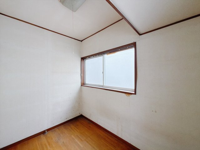 【中古戸建】邑楽郡大泉町大字古海の洋室|■洋室｜自然光に包まれ、毎日を気持ちよく過ごせる一室です♪
