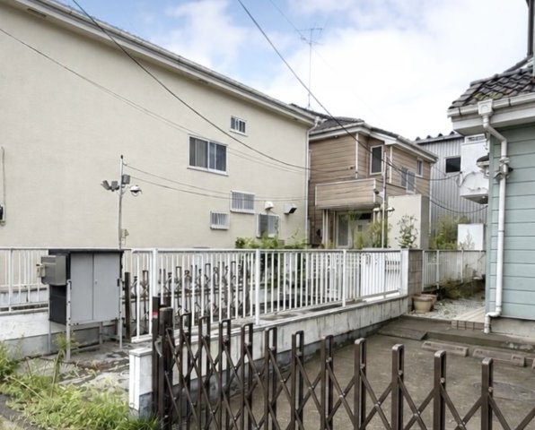 【中古戸建】邑楽郡大泉町大字古海の外観|■外観｜道路から離れた場所にある住まいは、車の走行音や騒音が届きにくく落ち着いた環境で過ごすことが出来ます♪