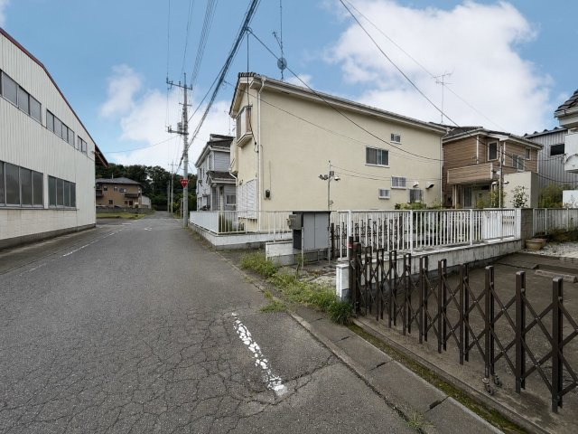 【中古戸建】邑楽郡大泉町大字古海の前面道路含む現地写真|■外観｜前面道路が広く見渡しが良いため、車の出入りやすれ違いもスムーズで日々の運転も安心して行えます♪