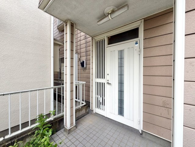 【中古戸建】邑楽郡大泉町大字古海の玄関|■玄関｜「玄関から、我が家を心地よく。自然の風や光を感じられる気持ちのいい玄関へ。」永く居心地のいい暮らしを演出する快適性能と安心を両立させたドア♪