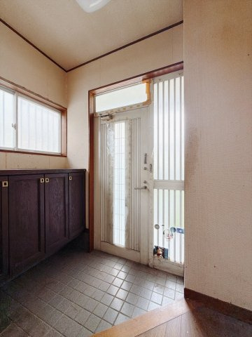 【中古戸建】邑楽郡大泉町大字古海の玄関|■玄関｜毎日の「いってらっしゃい」や「お帰りなさい」を大切なご家族と過ごす玄関は〈使いやすさ〉を追求しております。玄関横の物入は急な来客時でもさっとお片付けできるスペースを確保しています。
