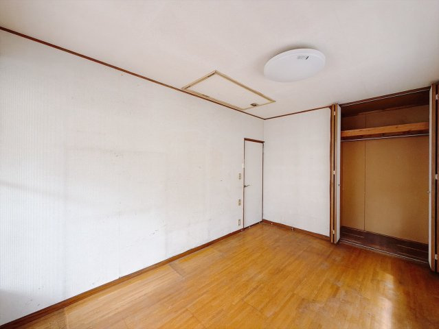 【中古戸建】邑楽郡大泉町大字古海の洋室|■洋室｜たっぷりと収納スペースを設置。ホワイト色のクロスとナチュラルなフローリングが落ち着く雰囲気を演出する居室です