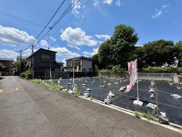 府中市西原町2丁目　土地30坪×整形地　建築条件なし　全3区画の前面道路含む現地写真