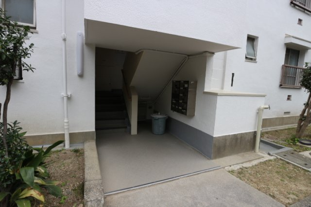 垂水上高丸住宅Ｂ棟のエントランス