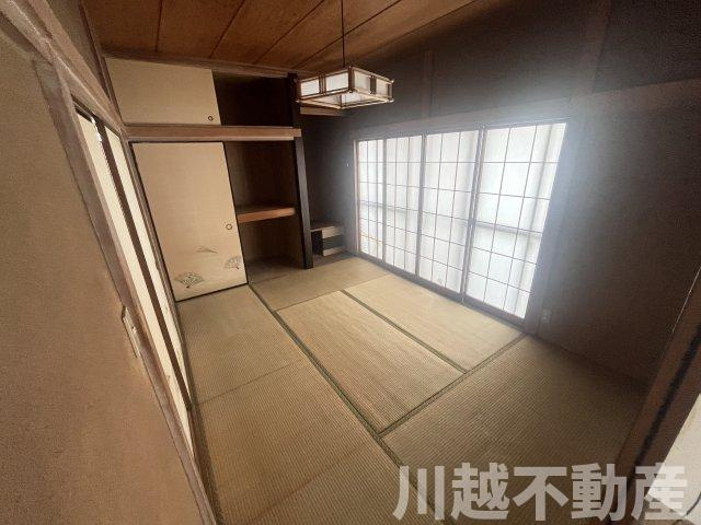 【川越かし野台】和の佇まいの５DKの和室|玄関脇にある和室２は床の間もある６帖のため、客間として利用できます