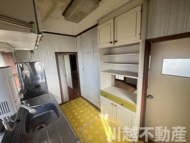 【川越かし野台】和の佇まいの５DKのキッチン|キッチンとダイニングはカウンタ付きの収納で間仕切りされていて、ここから配膳できます