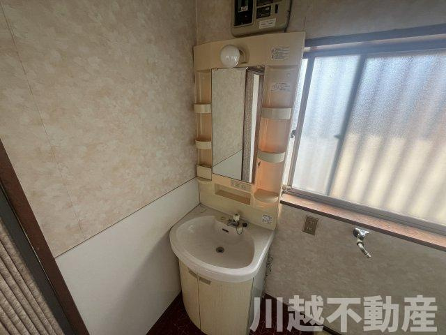 【川越かし野台】和の佇まいの５DKの独立洗面台|明るい洗面室のため、使いやすいです