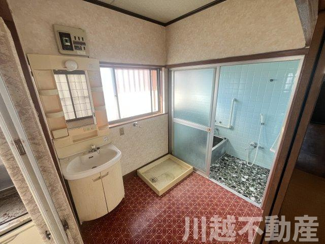 【川越かし野台】和の佇まいの５DKの洗面所|広々とした洗面スペース、隣がキッチンで家事のしやすい動線です