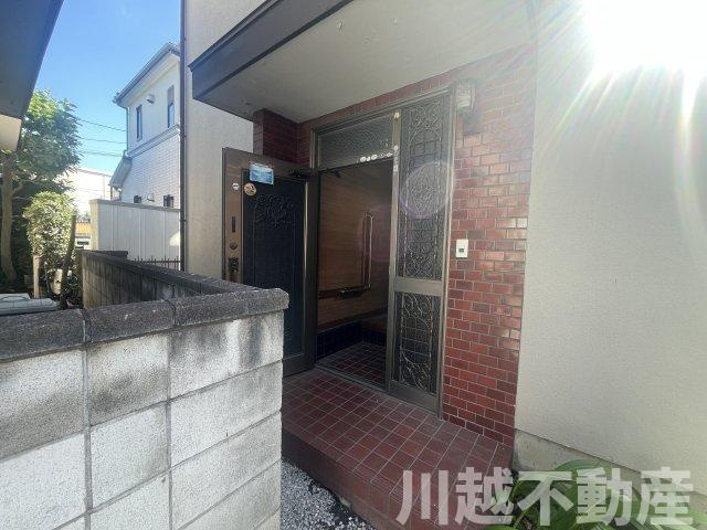 【川越かし野台】和の佇まいの５DKのエントランス|しっかりと庇もある東側に設けられた玄関