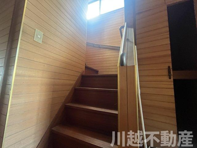 【川越かし野台】和の佇まいの５DKの内装|2階に上がる明るい階段室
