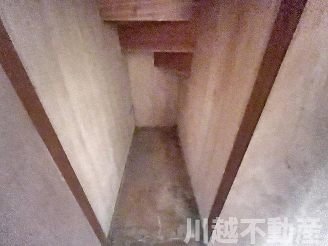 【川越かし野台】和の佇まいの５DKの収納|階段下の空間を利用した収納