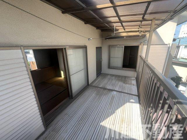 【川越かし野台】和の佇まいの５DKのバルコニー|2階のバルコニーには屋根があるので、雨の日でも洗濯物が干せます