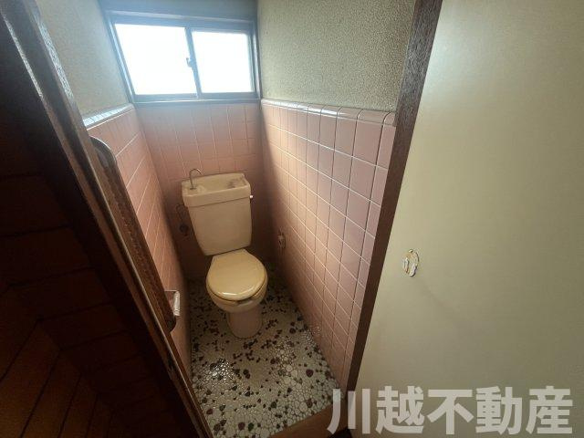 【川越かし野台】和の佇まいの５DKのトイレ|手すりもある2階の明るいトイレ