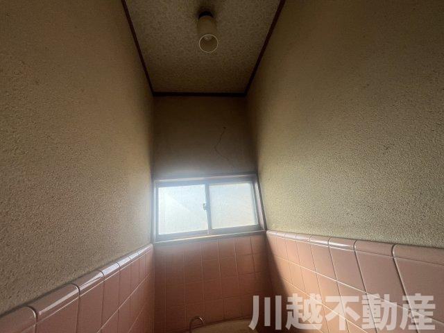 【川越かし野台】和の佇まいの５DKの内装|2階の階段室、窓があって明るい空間です