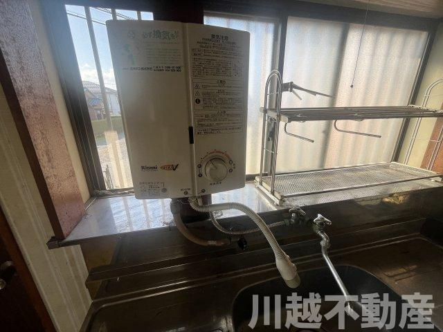 【川越かし野台】和の佇まいの５DKの発電・温水設備|キッチンは瞬間湯沸かし器による給湯です