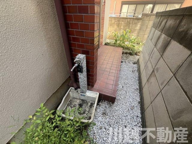 【川越かし野台】和の佇まいの５DKのその他|庭の水やりや洗車にも便利な玄関脇の立水栓