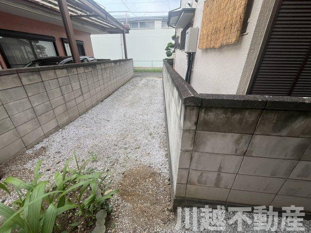 【川越かし野台】和の佇まいの５DKの駐車場|敷地延長部分を有効活用した縦列２台可能な駐車スペース
