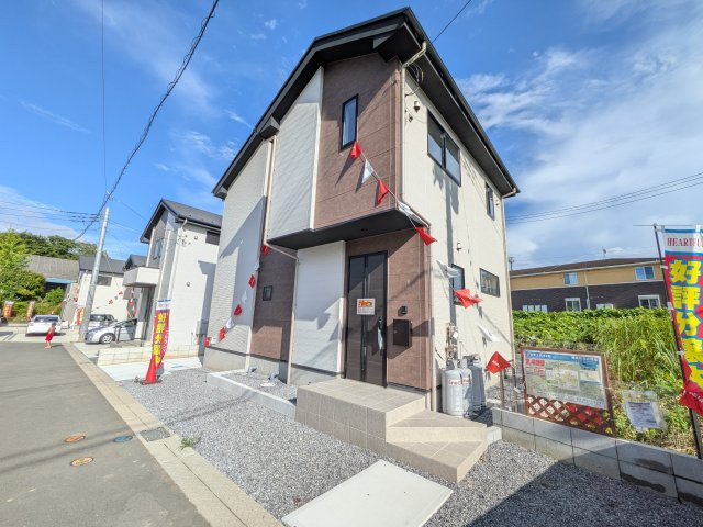 土浦市上高津2期　新築戸建て　3号棟の前面道路含む現地写真|現地完成済で建物や駐車場、お庭も全てご覧いただけます。
陽当たりや敷地の広さをご確認できます！
本日のご見学も可能です♪
お気軽にお電話またはお問い合わせください。