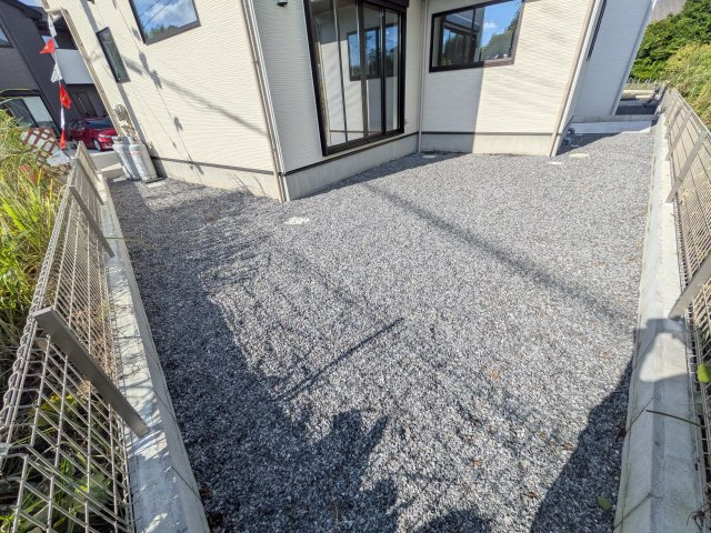 土浦市上高津2期　新築戸建て　3号棟の庭|リビングに明るい光を届ける広々とした南庭。
お子様の遊び場やペットのスペースとしても最適です。
室内外で心地よい暮らしが叶います。