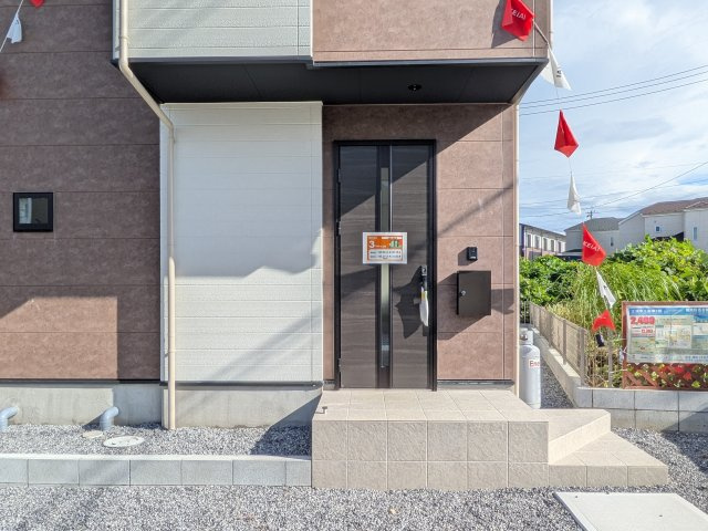 土浦市上高津2期　新築戸建て　3号棟の玄関|お洒落な玄関ドアと洗練された外壁デザイン。家の顔にふさわしい上質な佇まいで、ご家族やお客様を迎えます。
