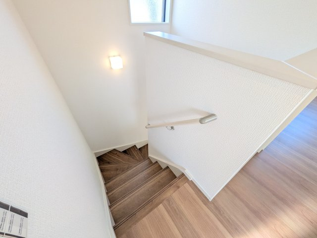 土浦市上高津2期　新築戸建て　3号棟の内装|窓付きで明るい階段は、手すり付きでお子様からご年配の方まで安心して上り下りができます♪