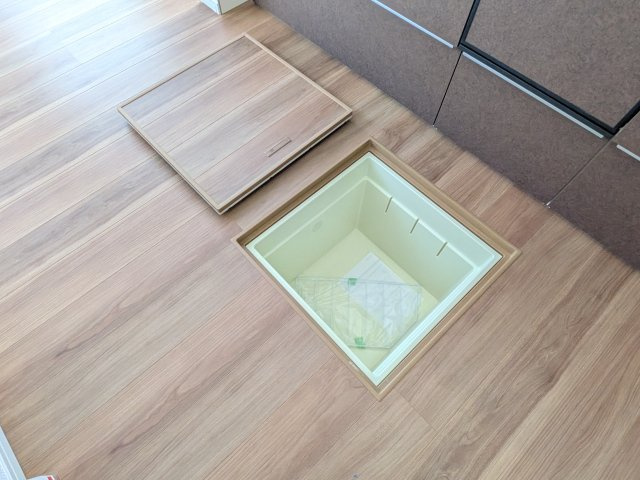 土浦市上高津2期　新築戸建て　3号棟のキッチン|お米や根菜などの食材保管にも適した、便利な床下収納。使用頻度の低い調理器具なども賢く収納できます。