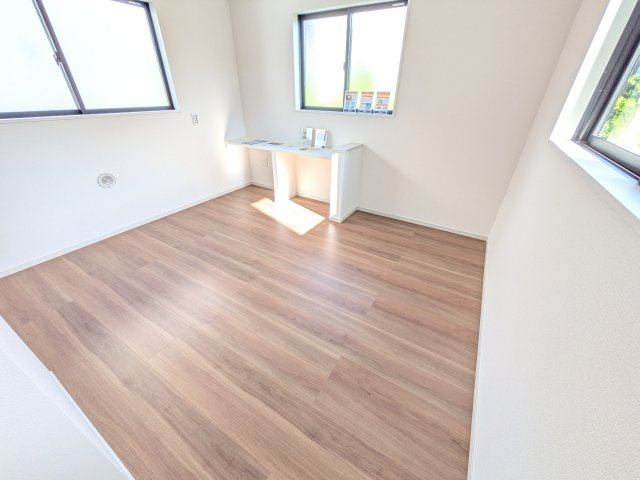 土浦市上高津2期　新築戸建て　3号棟の洋室|リビングと繋がる多目的スペース。間仕切りを作れば客間や書斎、お子様の遊び場に早変わりします。日当たりも良好です♪