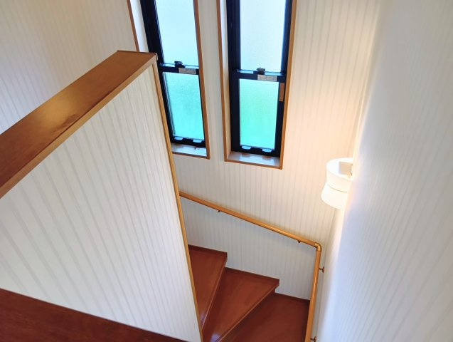 売中古戸建　静岡市駿河区広野４丁目のその他|階段にも大きな窓があり明るく開放感があります。